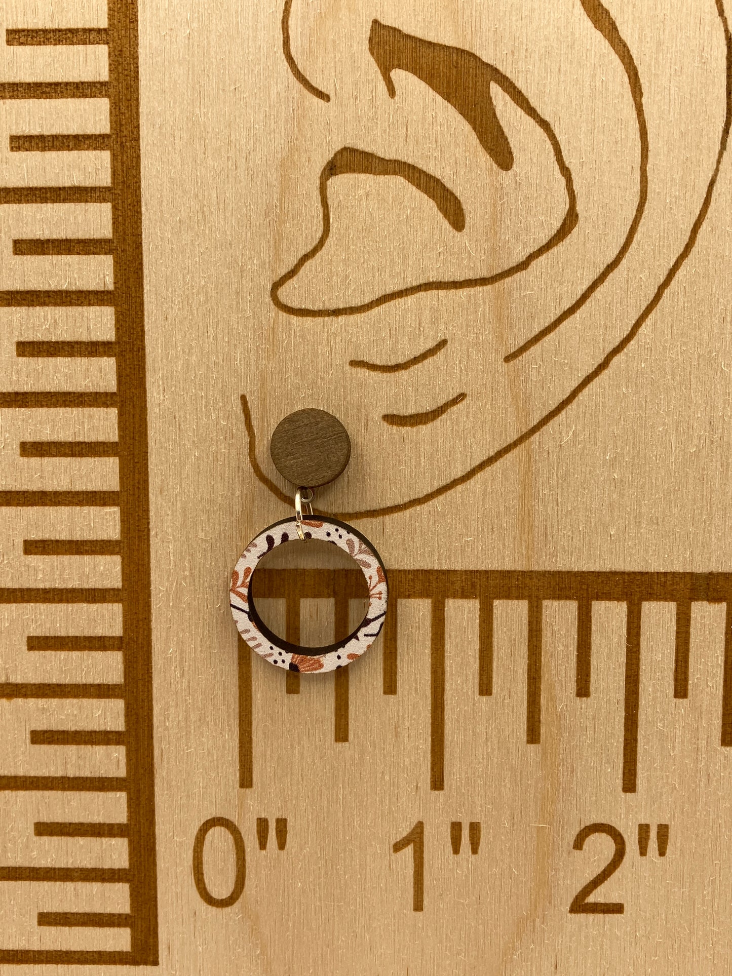 White Microfloral and Stain Nesting Dangle